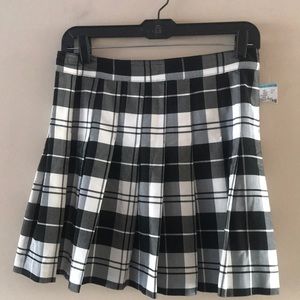 Skirt- Black & White Pleated Plaid NWT Size Large